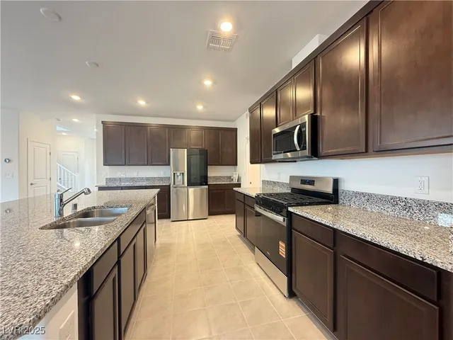 $2,950 | 7516 Castlegreen Avenue, Las Vegas, NV 89113