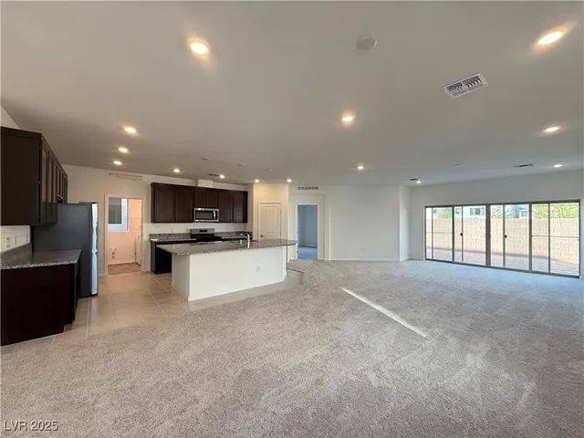 $2,950 | 7516 Castlegreen Avenue, Las Vegas, NV 89113
