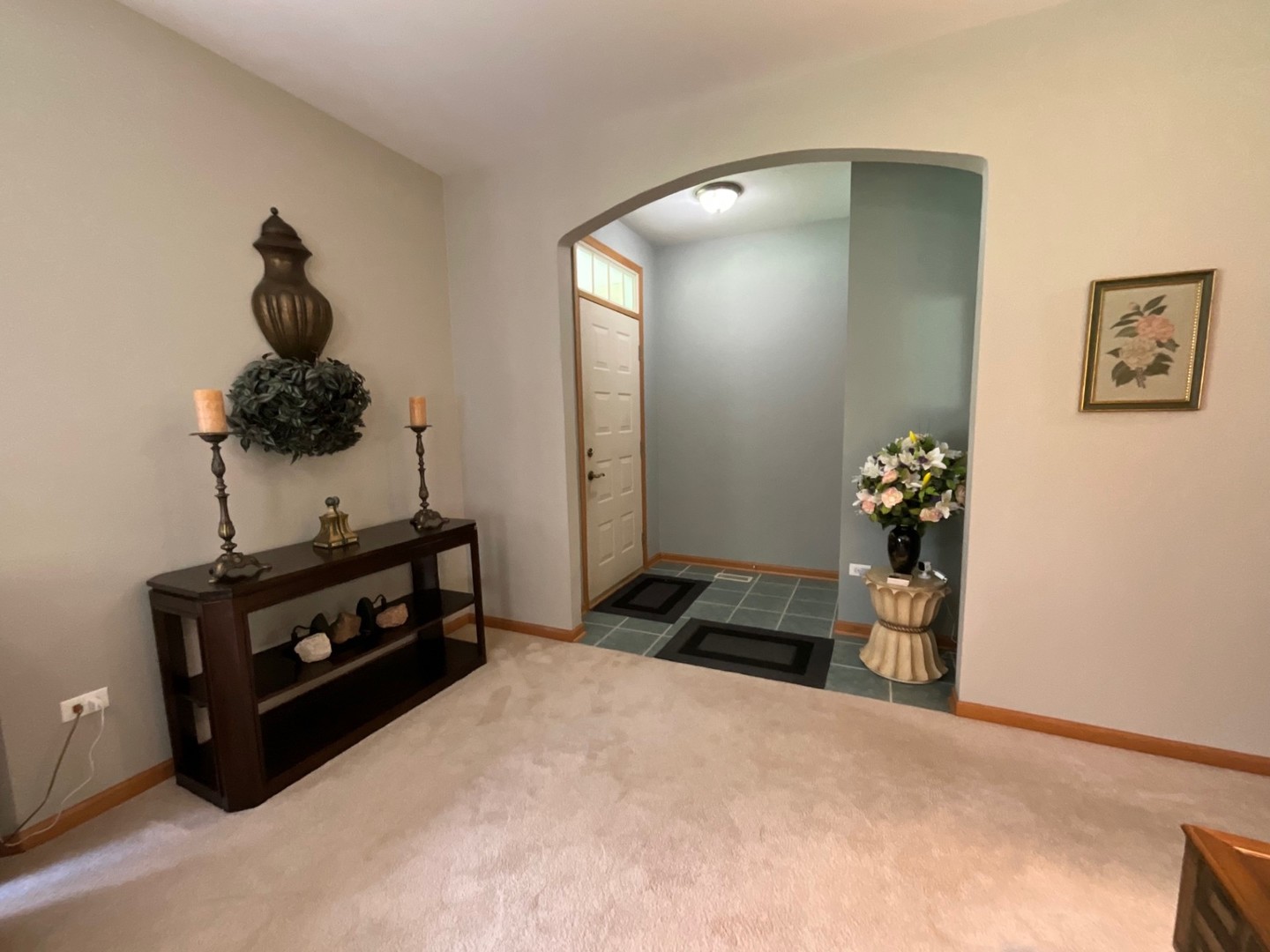 832 Coronado Court, Unit 832 Elgin, IL 60123 - Photo 4 of 20 a bedroom with a bed and a potted plant