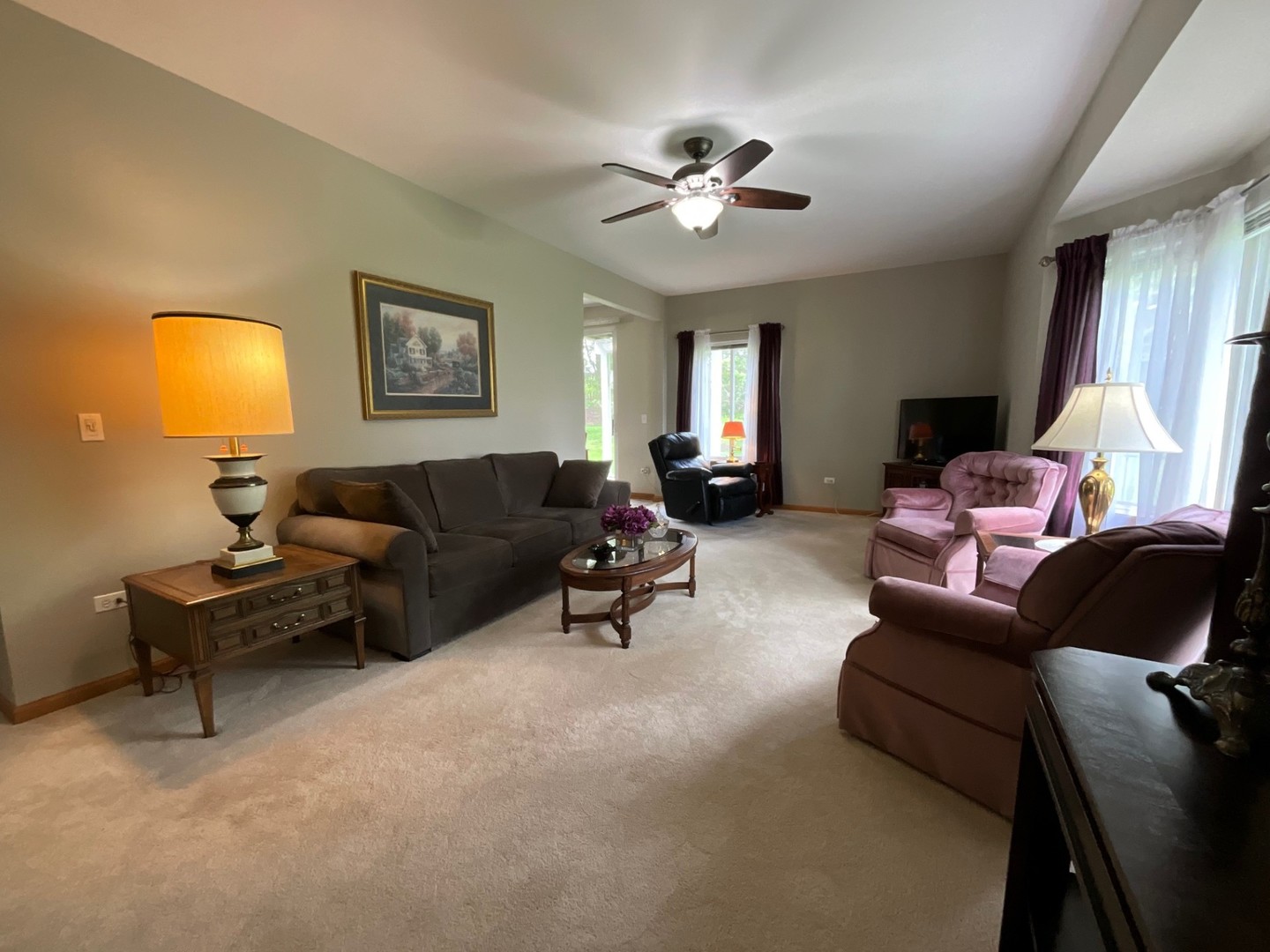 832 Coronado Court, Unit 832 Elgin, IL 60123 - Photo 6 of 20 a living room with furniture and a window
