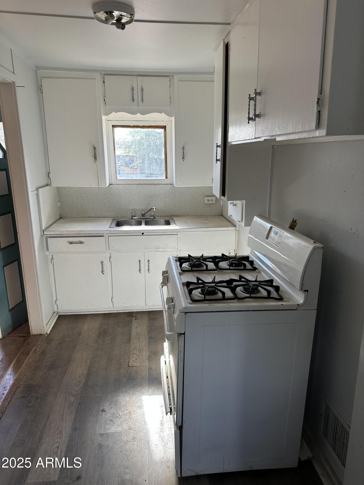 1008 North 27th Street Phoenix, AZ 85008 - Photo 13 of 15 a kitchen with a stove and a sink