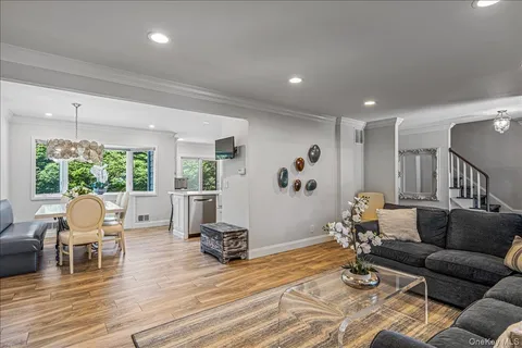 $1,348,000 | 19 Evon Drive, Syosset, NY 11791