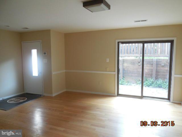 2339 Glade Bank Way Reston, VA 20191 - Photo 2 of 30 Living Room