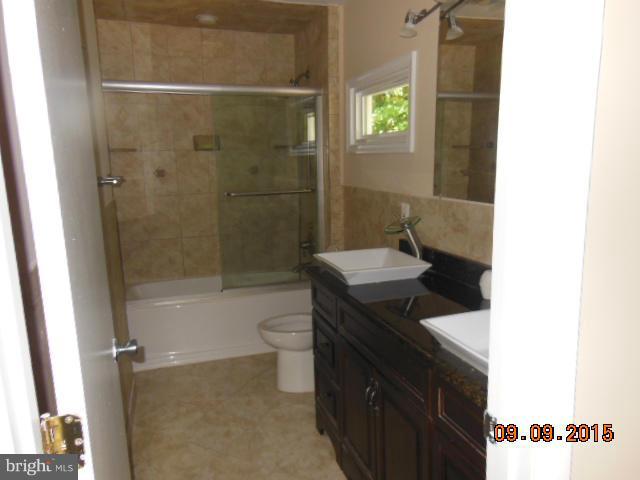 2339 Glade Bank Way Reston, VA 20191 - Photo 16 of 30 Bath (Master)