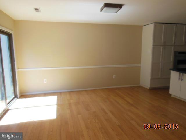 2339 Glade Bank Way Reston, VA 20191 - Photo 3 of 30 Living Room