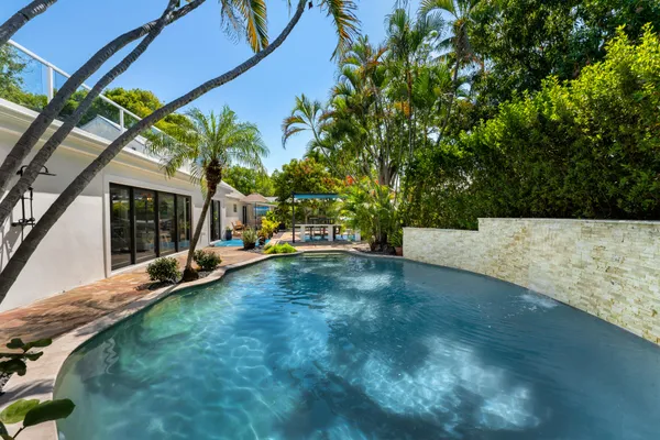 a view of a backyard