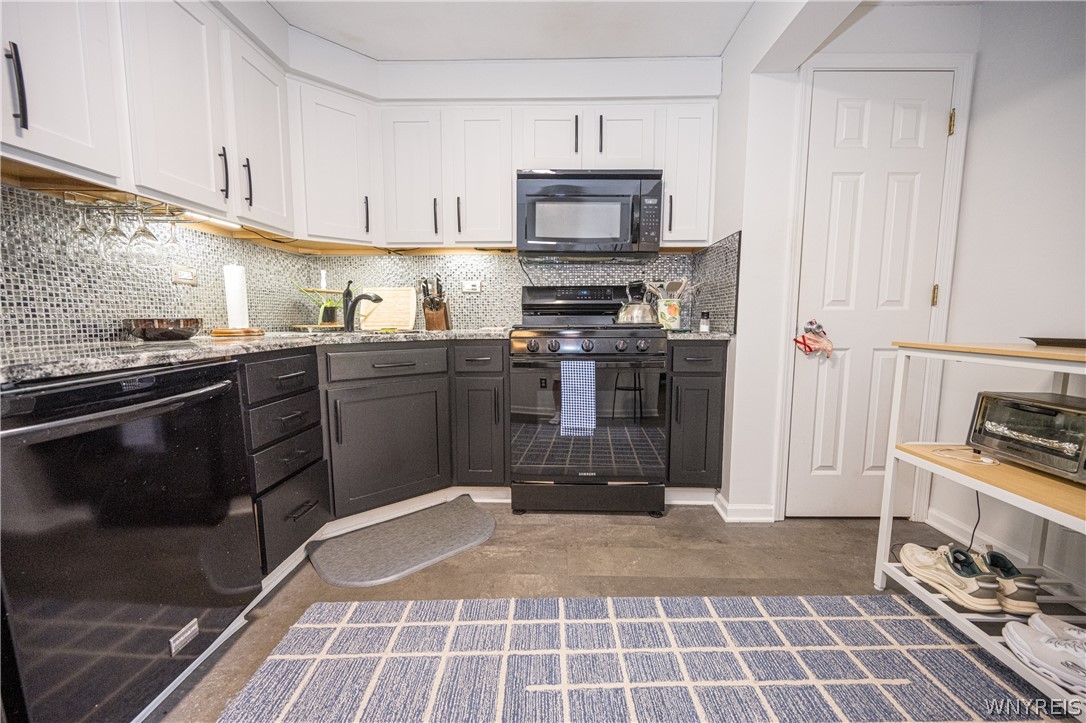 930 Hopkins Road, Unit E Amherst, NY 14221 - Photo 15 of 47 Large Kitchen
