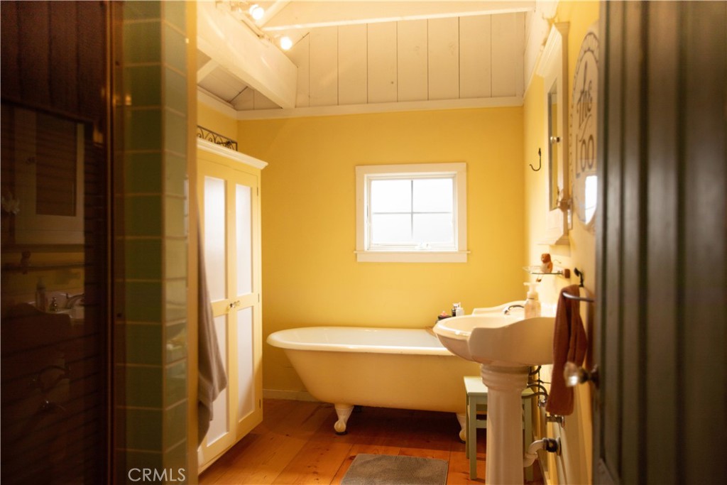 5963 Schilling Road Coulterville, CA 95311 - Photo 21 of 75 a view of a bathroom with a tub and shower