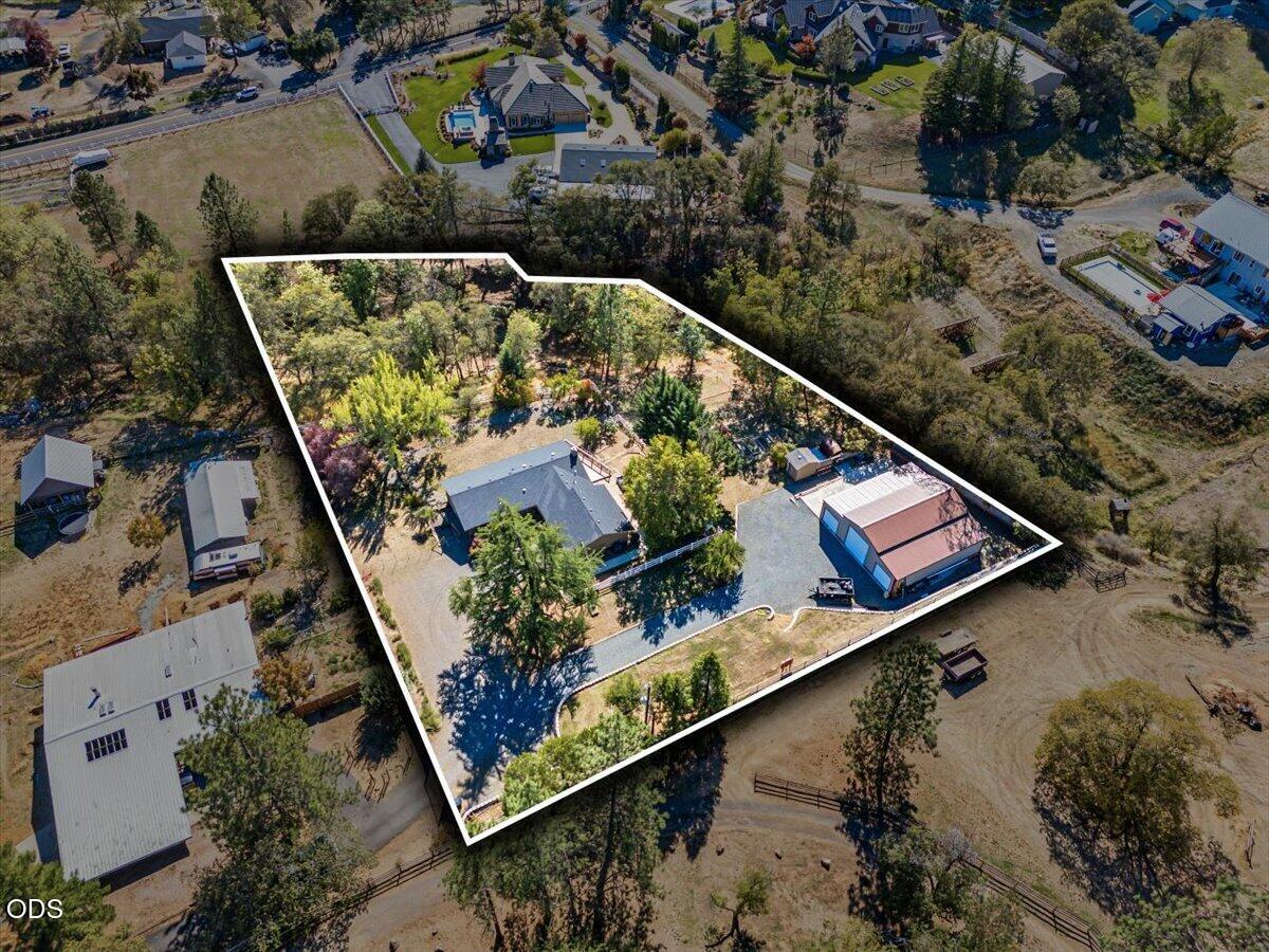3583 Ross Lane Central Point, OR 97502 - Photo 3 of 49 Gallery Image 3