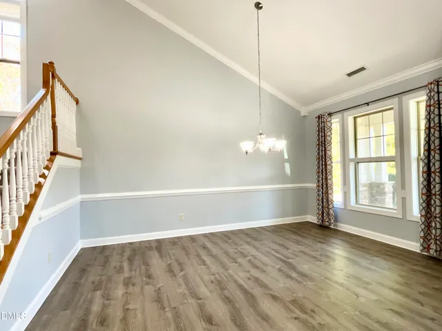 a picture of a bench in a white house