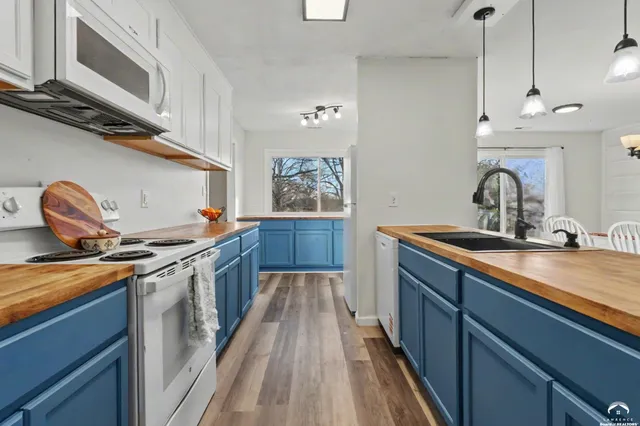 $307,450 | 925 West 27th Terrace, Lawrence, KS 66046