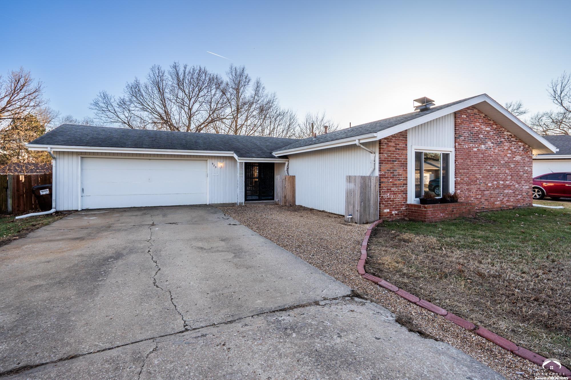 925 West 27th Terrace Lawrence, KS 66046 - Photo 3 of 30