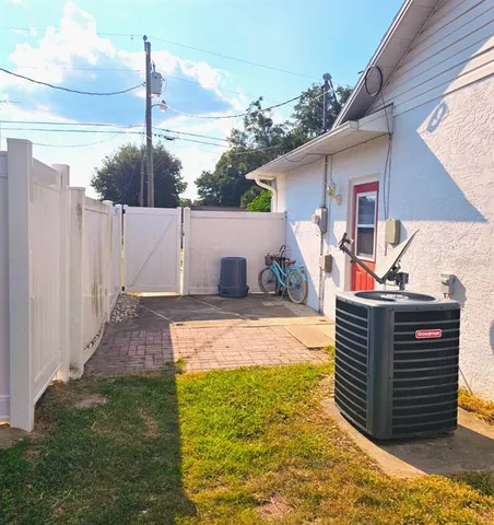 a view of a backyard
