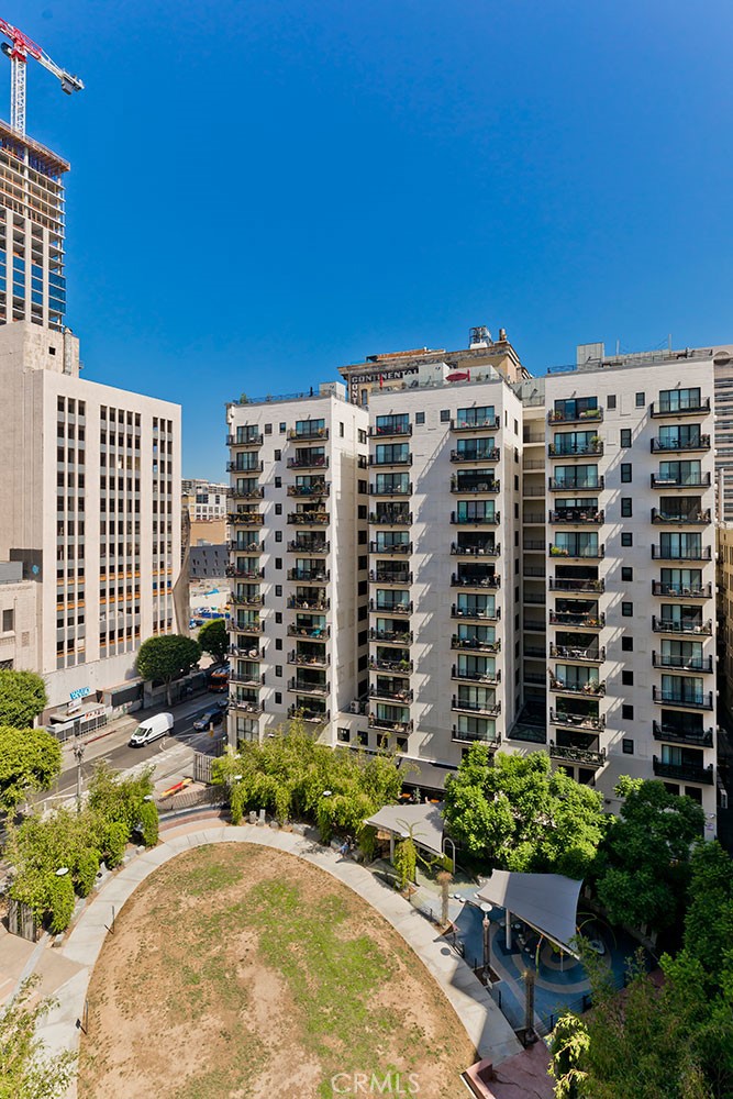460 South Spring Street, Unit 802 Los Angeles, CA 90013 - Photo 23 of 25 a view of a building with a yard