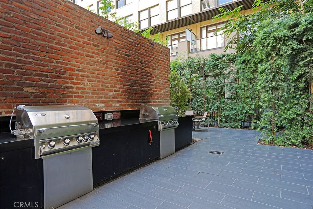 460 South Spring Street, Unit 802 Los Angeles, CA 90013 - Photo 6 of 25 a backyard of a house with stainless steel appliances