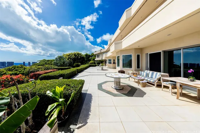 a view of a backyard