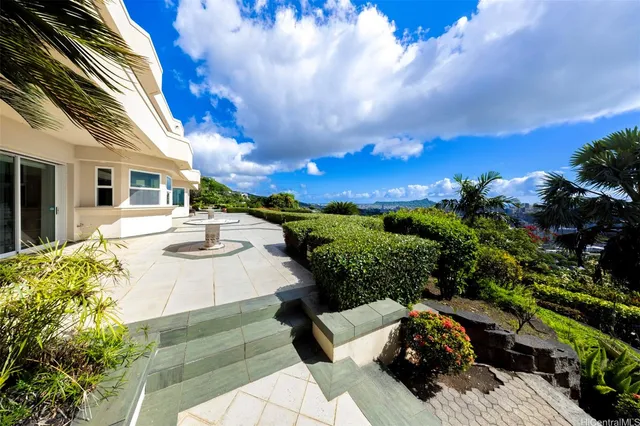 a view of a fountain in front of a house with a fountain