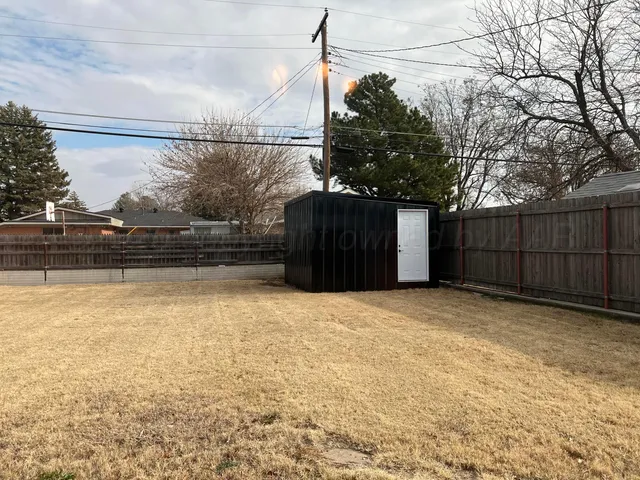 a view of a backyard