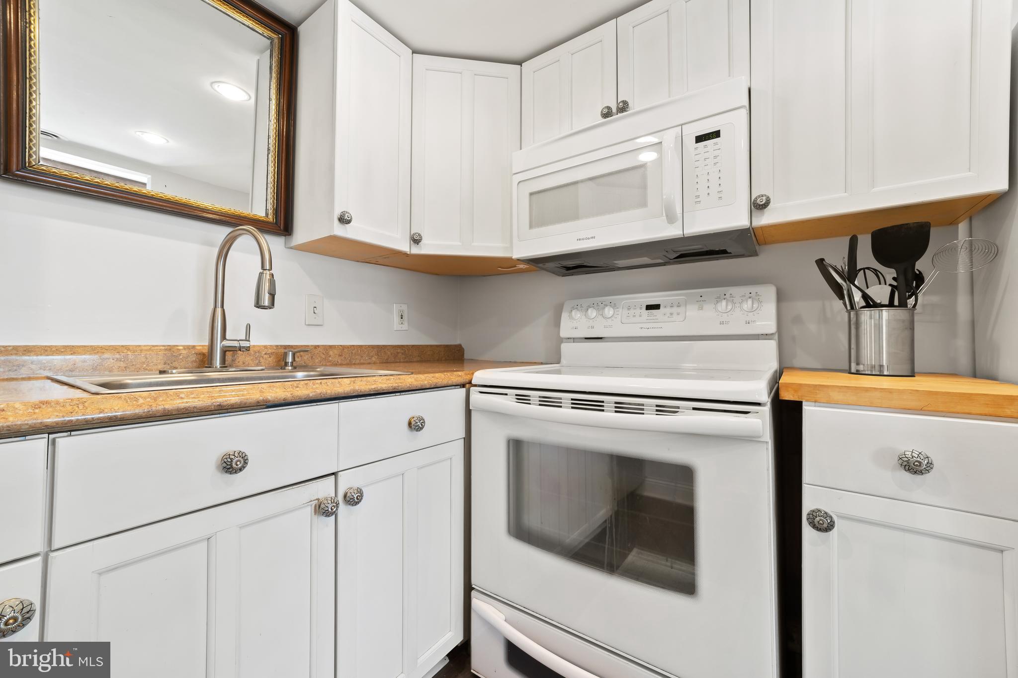 112 Yardley Commons Yardley, PA 19067 - Photo 15 of 25 Fully Appointed Kitchen