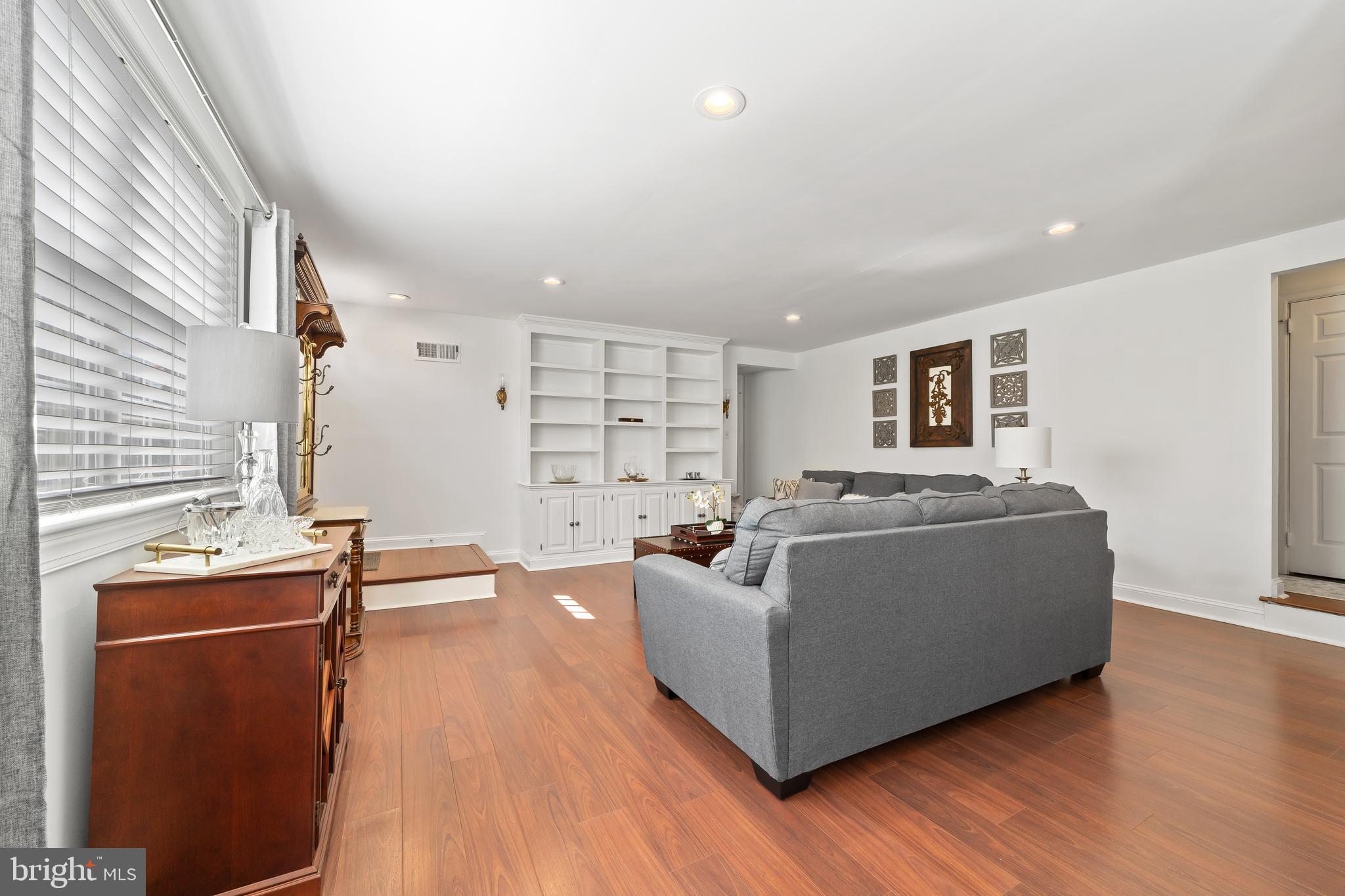 112 Yardley Commons Yardley, PA 19067 - Photo 10 of 25 Living Room