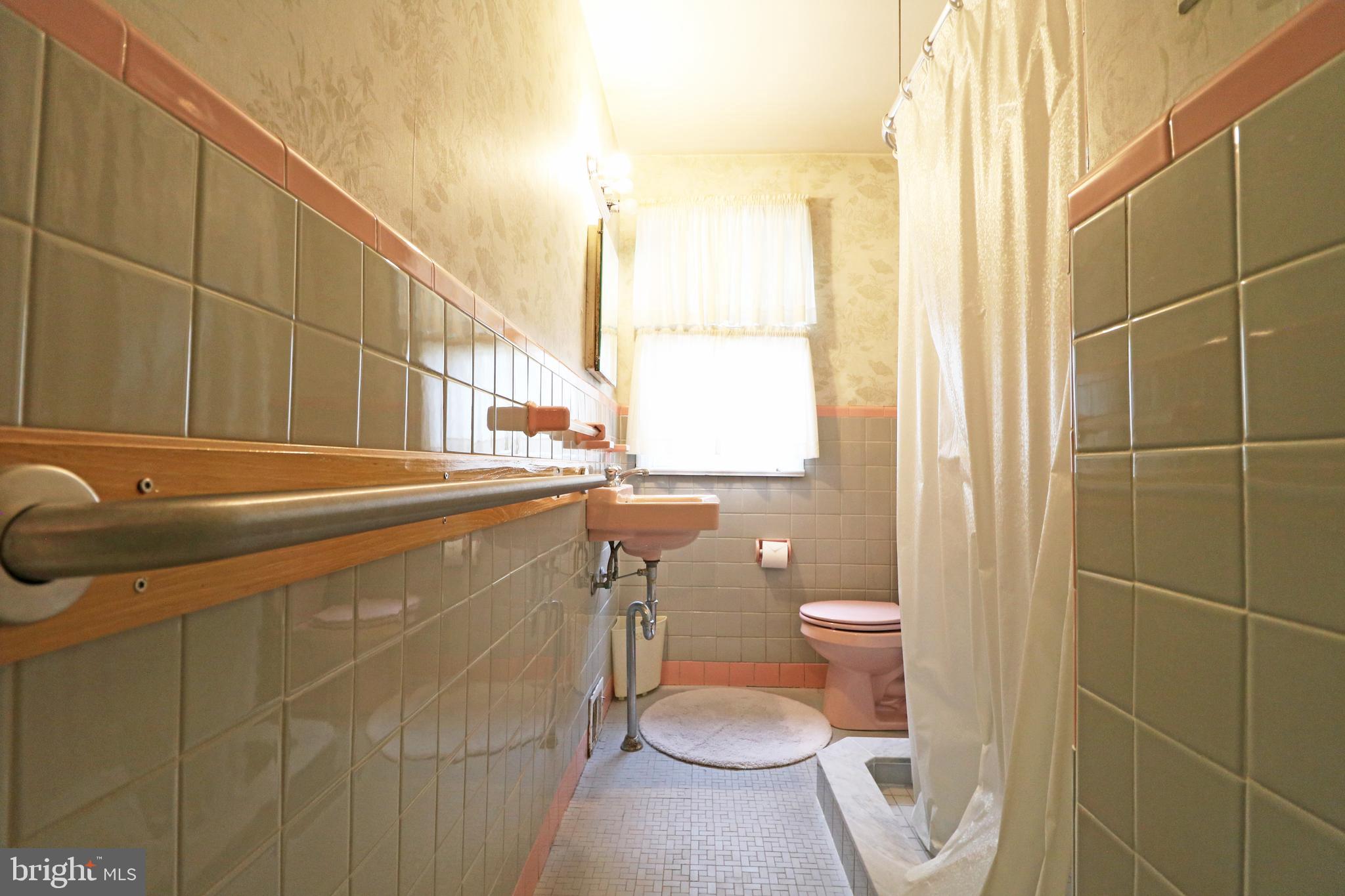 530 Hempstead Road Springfield, PA 19064 - Photo 15 of 36 a bathroom with a toilet a sink and shower