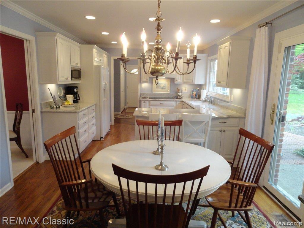 33833 Hunters Pointe Road Farmington, MI 48331 - Photo 7 of 22 Eat In.JPG