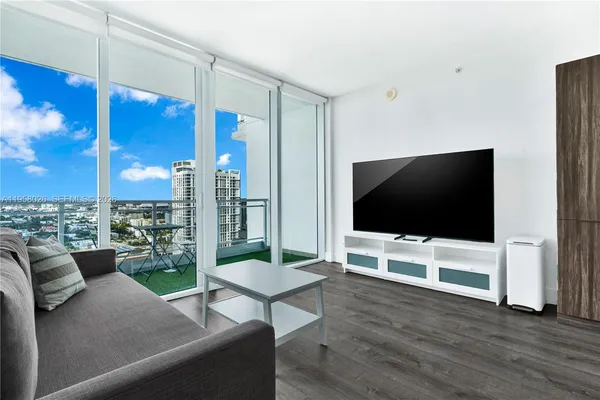 $3,200 | 92 Southwest 3rd Street, Unit 3108, Miami, FL 33130