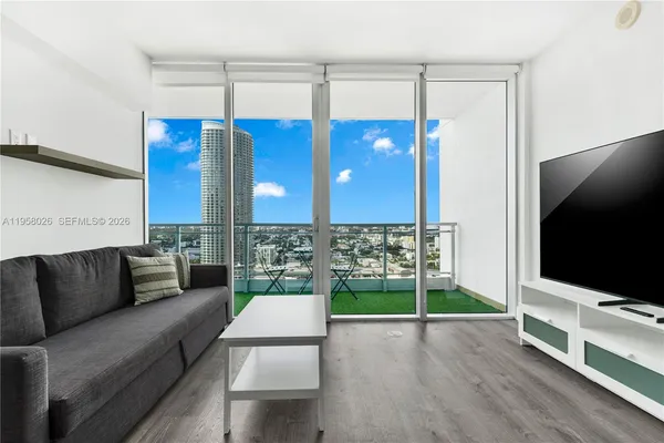 $3,200 | 92 Southwest 3rd Street, Unit 3108, Miami, FL 33130