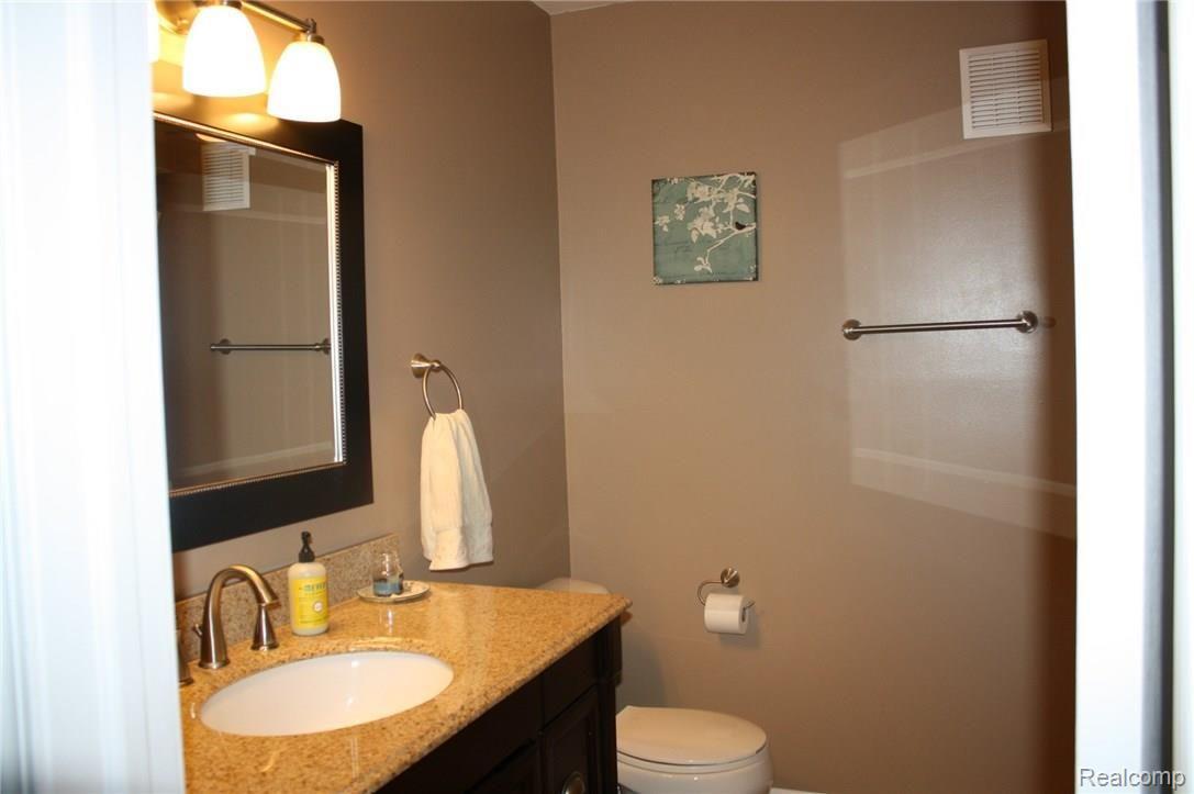 95 Olde Franklin Road Howell, MI 48855 - Photo 17 of 28 Bath 2.JPG