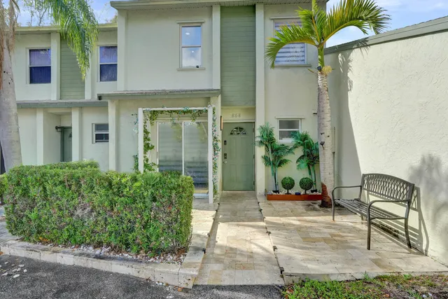 $390,000 | 868 Crystal Lake Drive, Deerfield Beach, FL 33064