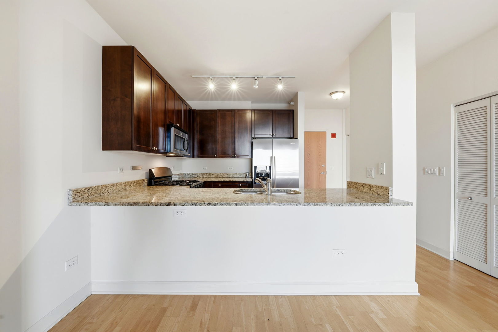 451 West Huron Street, Unit 702 Chicago, IL 60654 - Photo 5 of 23