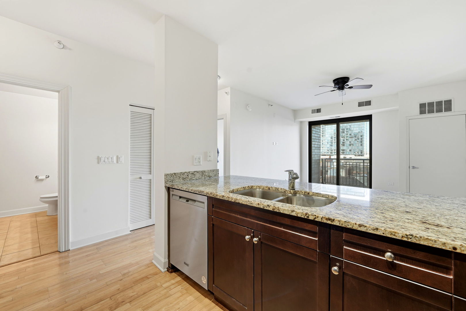 451 West Huron Street, Unit 702 Chicago, IL 60654 - Photo 8 of 23