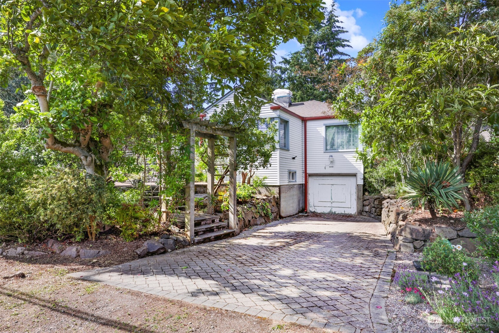 4010 Southwest 106th Street Seattle, WA 98146 - Photo 10 of 11