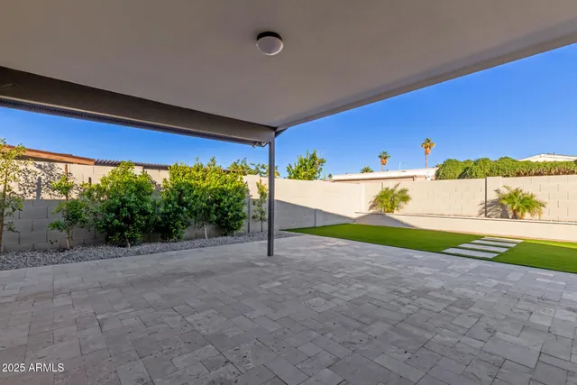 a view of a backyard