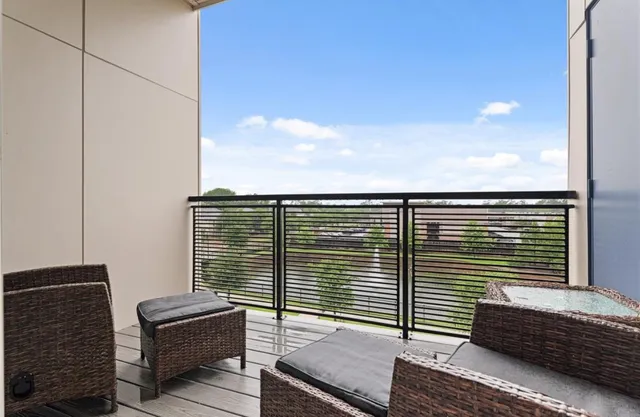 $2,900 | 6804 Westview Drive, Unit 1307, Houston, TX 77055