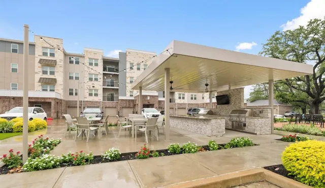 $2,900 | 6804 Westview Drive, Unit 1307, Houston, TX 77055