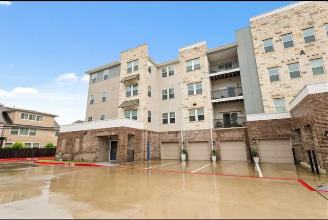 $2,900 | 6804 Westview Drive, Unit 1307, Houston, TX 77055