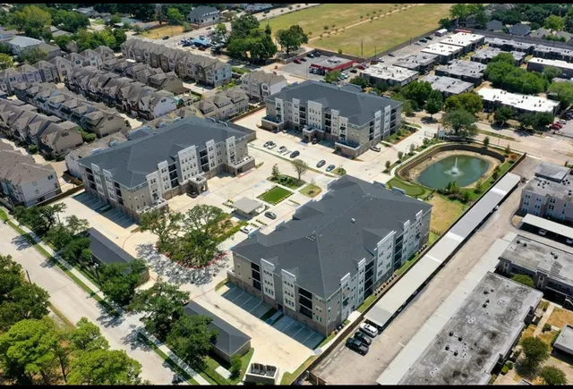 $2,900 | 6804 Westview Drive, Unit 1307, Houston, TX 77055