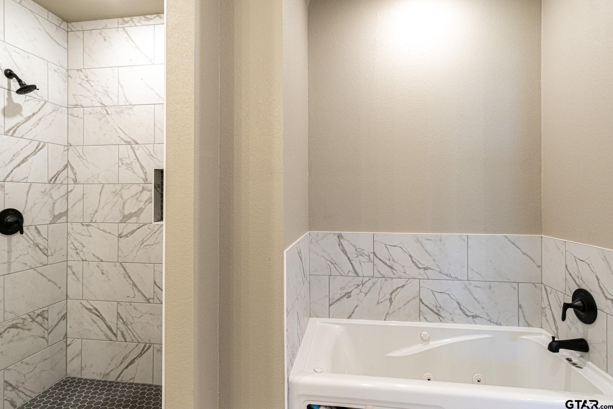 122 Pr 6305 Mineola Tx 75773 Mineola, TX 75773 - Photo 12 of 28 a bathroom with a bathtub