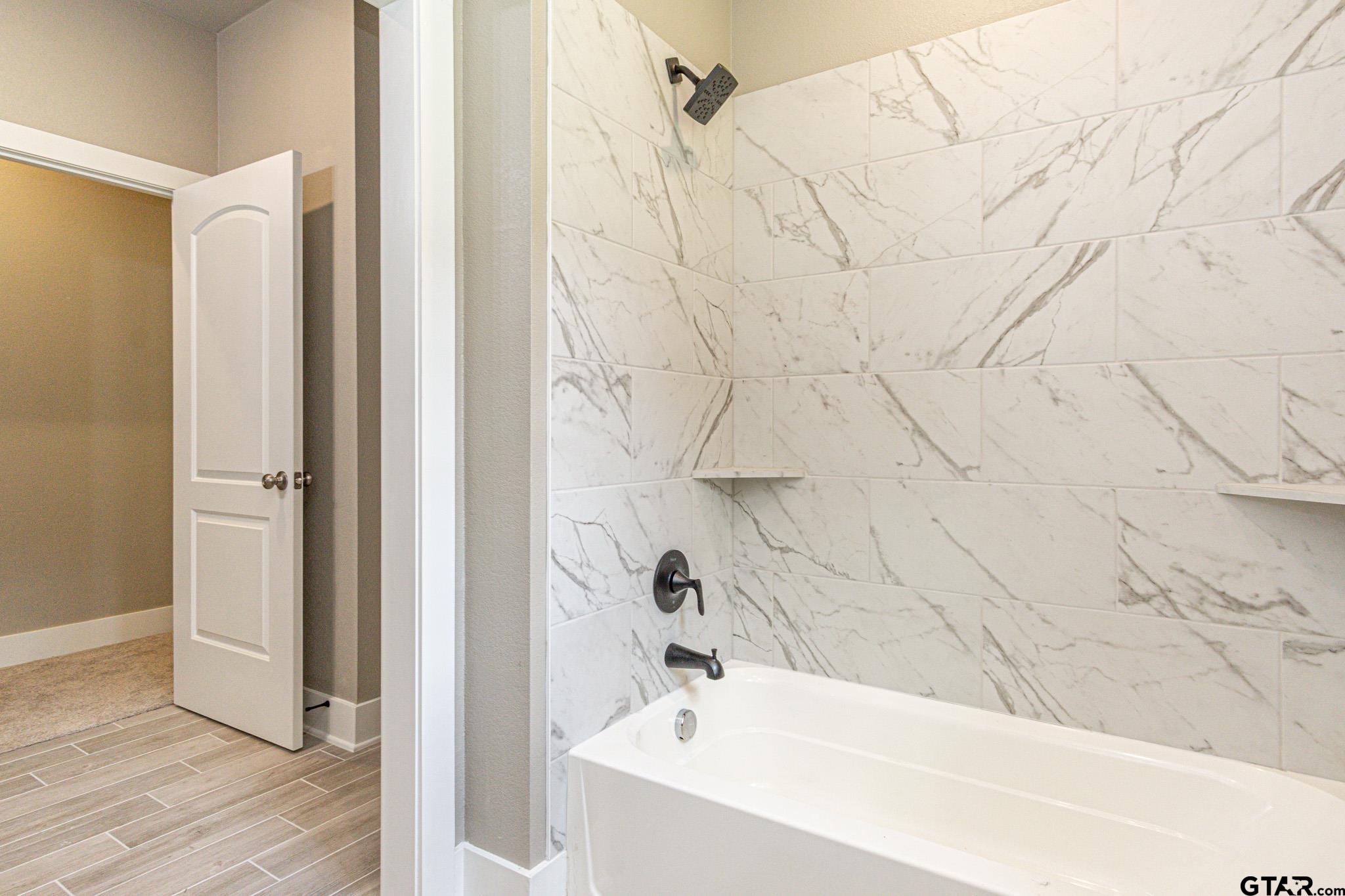 122 Pr 6305 Mineola Tx 75773 Mineola, TX 75773 - Photo 18 of 28 a bathroom with a bathtub