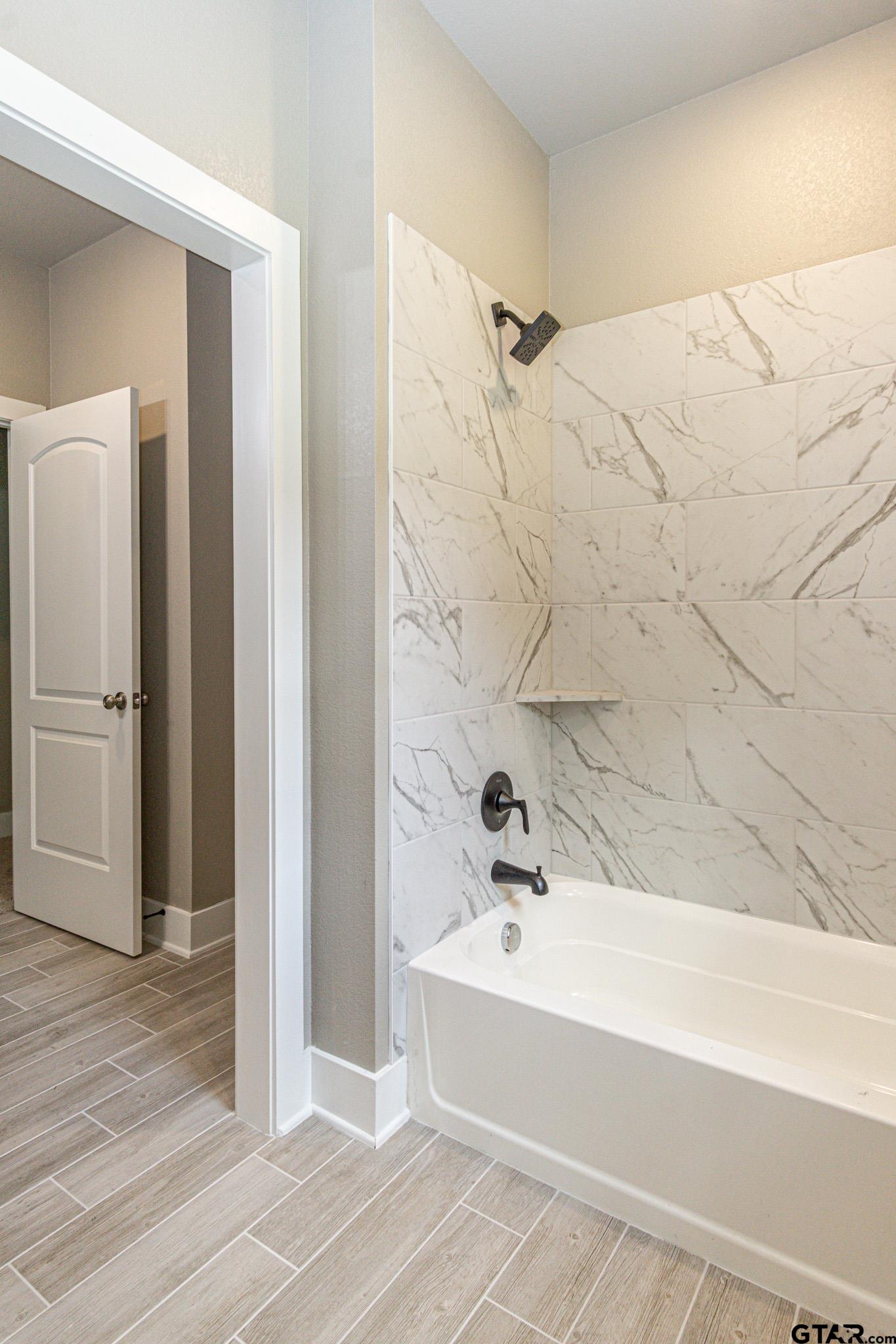 122 Pr 6305 Mineola Tx 75773 Mineola, TX 75773 - Photo 19 of 28 a bathroom with a bathtub and shower