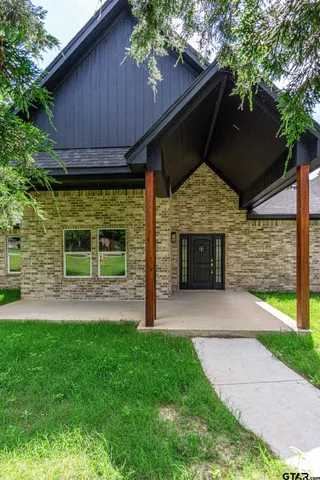 a view of a house with a backyard