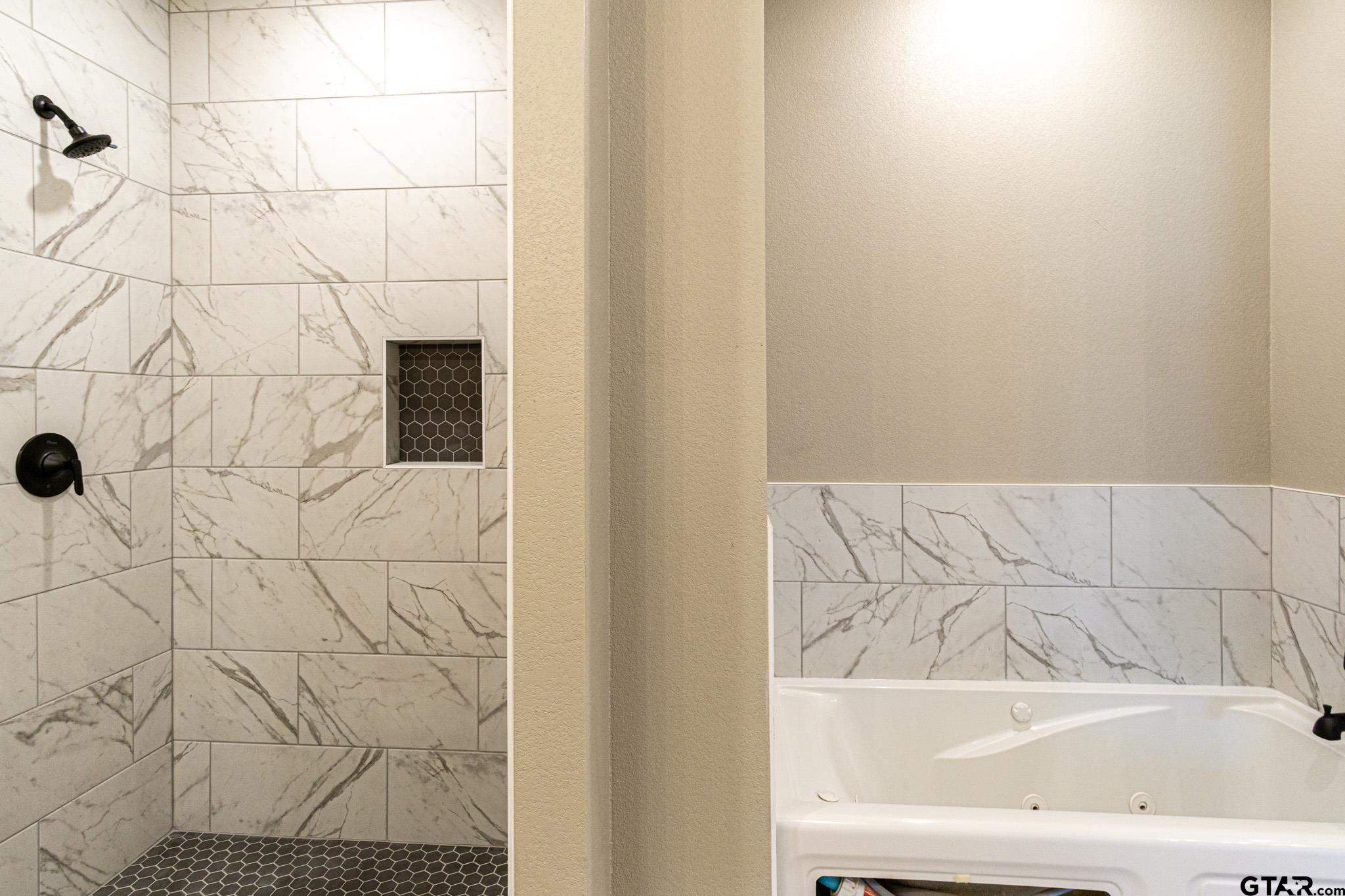 122 Pr 6305 Mineola Tx 75773 Mineola, TX 75773 - Photo 10 of 28 a bathroom with a bathtub