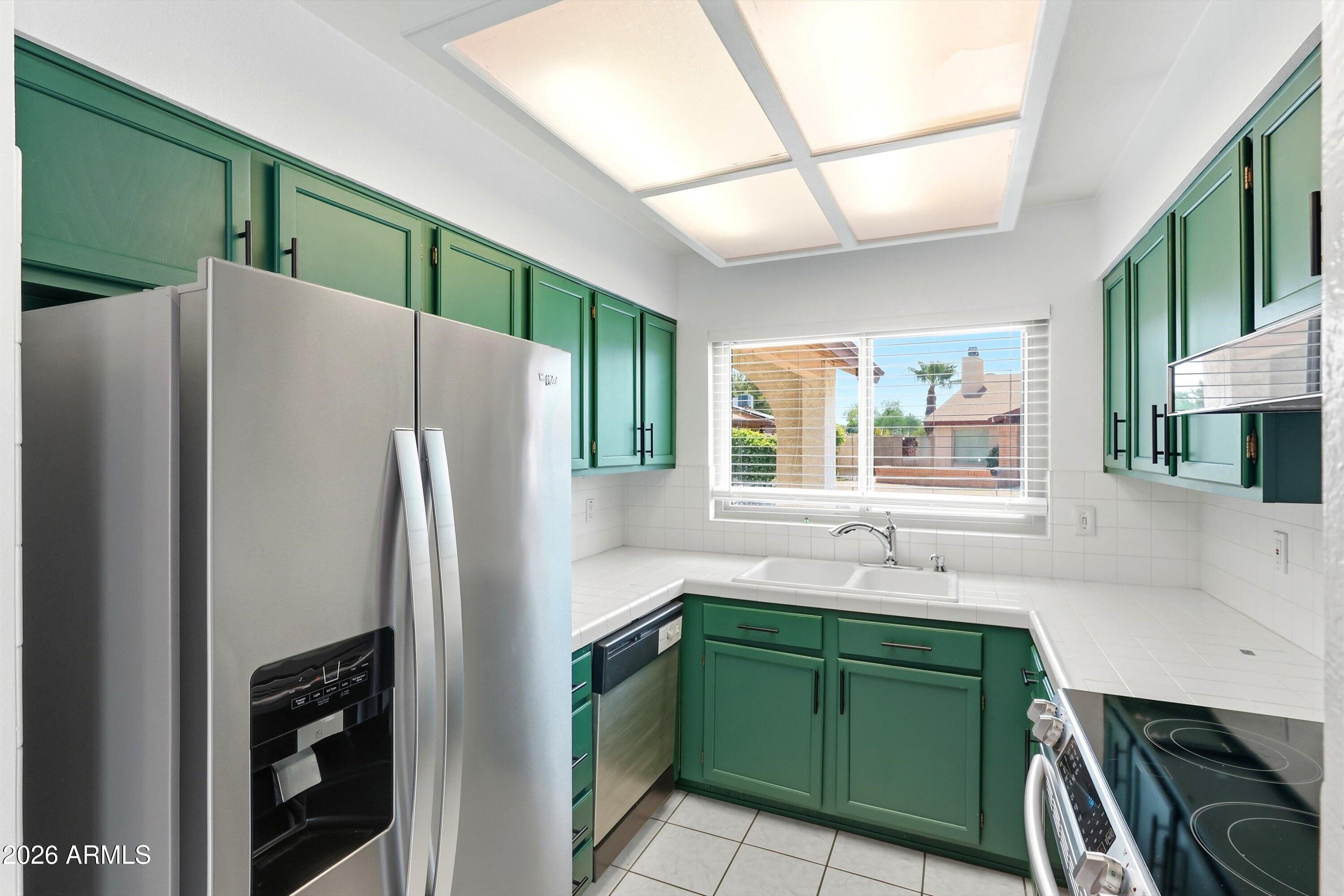 2610 West Hearn Road Phoenix, AZ 85023 - Photo 5 of 25 Kitchen