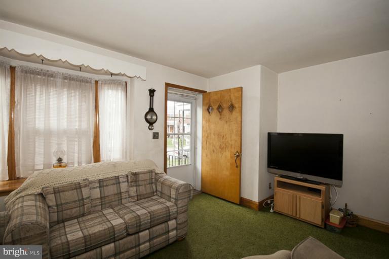 452 Torner Road Baltimore, MD 21221 - Photo 2 of 17 Living Room
