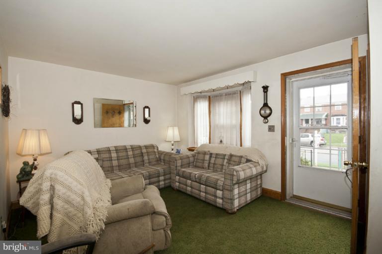 452 Torner Road Baltimore, MD 21221 - Photo 4 of 17 Living Room