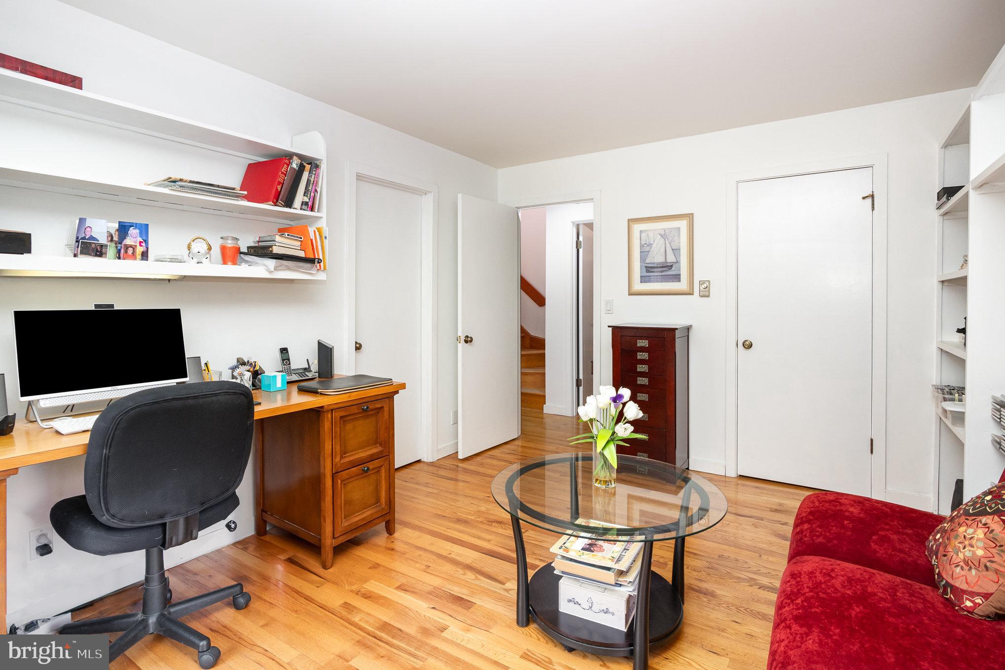16222 Hampton Road Hamilton, VA 20158 - Photo 18 of 35 a workspace with furniture a rug and a wooden floor