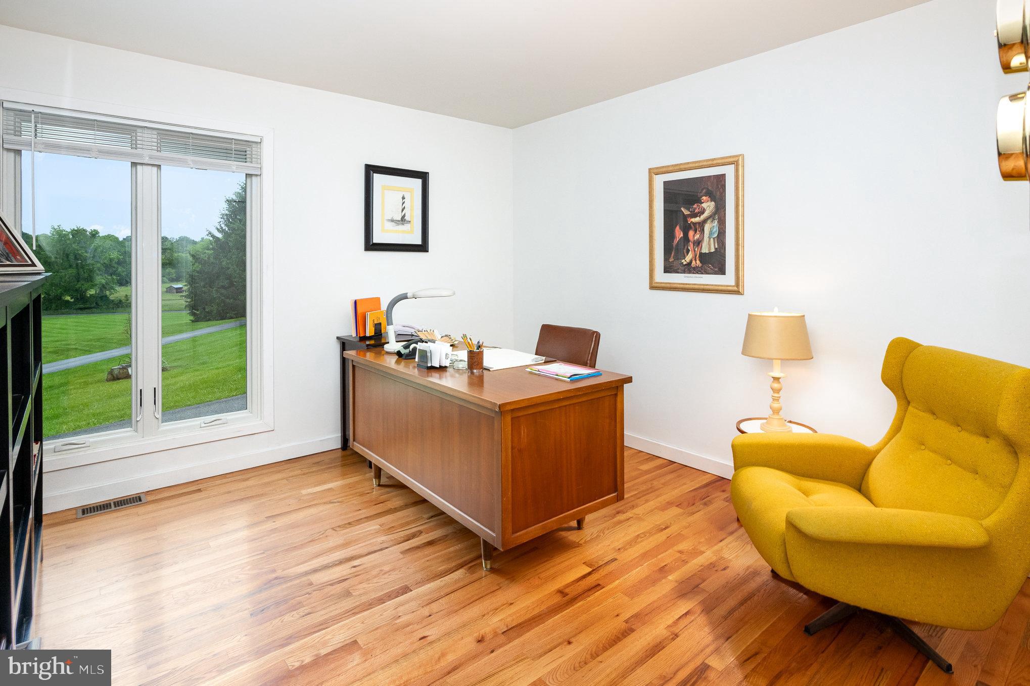 16222 Hampton Road Hamilton, VA 20158 - Photo 21 of 35 a living room with furniture and a large window