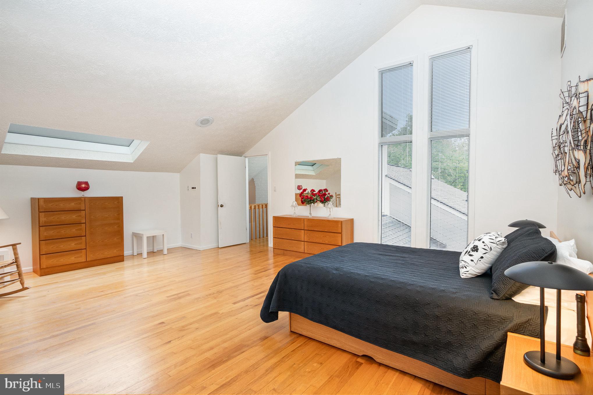16222 Hampton Road Hamilton, VA 20158 - Photo 25 of 35 a bedroom with a bed and a lamp on dresser