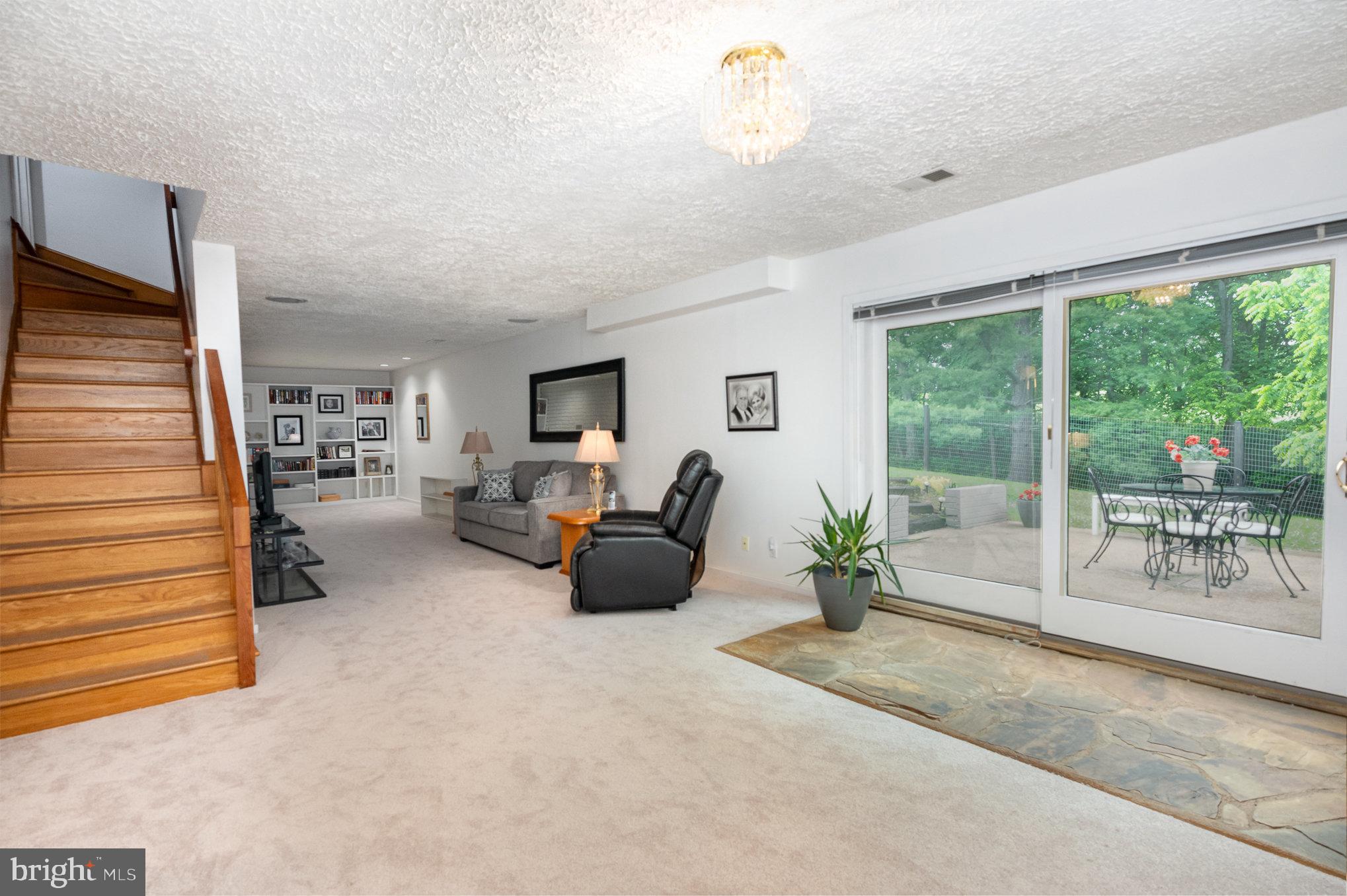 16222 Hampton Road Hamilton, VA 20158 - Photo 28 of 35 a living room with furniture